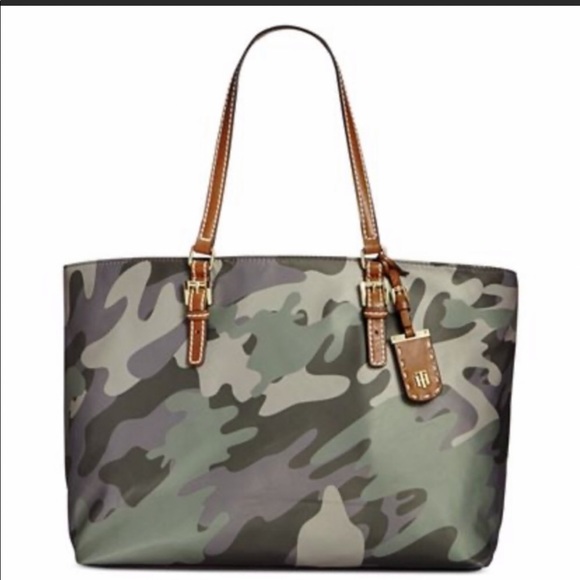 Tommy Hilfiger Handbags - 🥳HP🥳 Tommy Hilfiger Julia Camo Tote